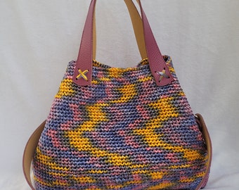 Straw Rainbow!, un bolso de rafia en los vivos colores del arcoíris, ¡perfecto para darle un toque de alegría y color a tu outfit!