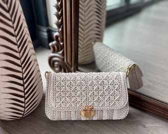Bolso de hombro de macramé tejido a mano – Monedero de crochet bohemio con cadena dorada