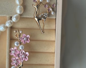 Broche de flores rosas y astas de reno rosas: un dulce regalo para ella