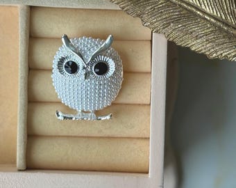 Broche de búho blanco esmaltado – Pin brillante – Joyería de animales – Regalo para amantes de los búhos