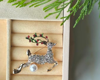 Broche de reno esmaltado – Pin de reno navideño – Regalo festivo