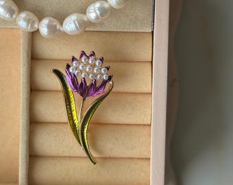 Broche de flores perladas: broche floral morado, un accesorio encantador para bolsos y chaquetas.