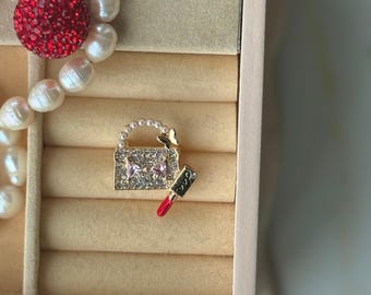Broche de bolso y lápiz labial: un broche femenino, un accesorio glamuroso, un regalo para amantes de la moda.