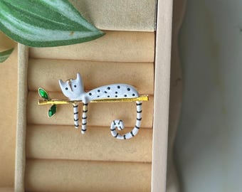 Broche de Gato Blanco – Joyería inspirada en la naturaleza – Regalo para amantes de los gatos
