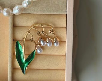 Broche de flor perlada: broche de flor suave con perla colgante, elegante y natural.