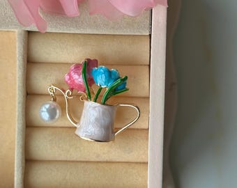 Broche de regadera floral – Amantes de la jardinería – Pin con detalle de perla colgante