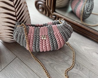 Bolso de hombro de crochet: bolso cruzado de punto hecho a mano, bolso bohemio rosa y gris con cadena dorada.