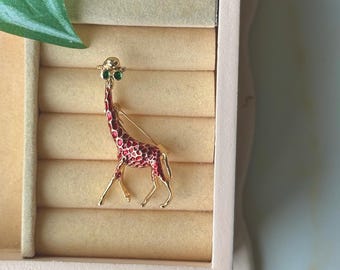 Broche de jirafa con un divertido animal: un pin peculiar, joyería de vida silvestre, un regalo para amantes de los animales y amigos de alto nivel.