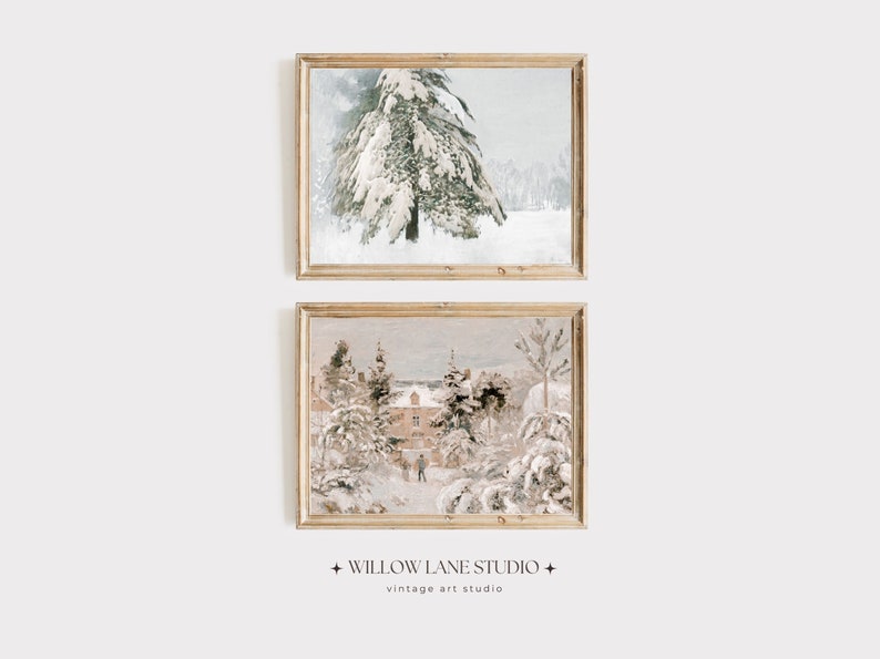 Pode incluir: Duas pinturas de paisagens de inverno emolduradas. A pintura superior mostra um pinheiro coberto de neve em uma floresta nevada. A pintura inferior mostra uma cena de vila nevada com uma casa e pessoas caminhando na neve.