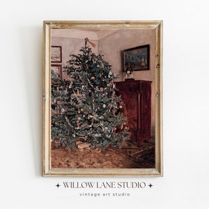 Pode incluir: Uma pintura vintage de uma &aacute;rvore de Natal decorada com ornamentos e luzes em uma sala com um arm&aacute;rio de madeira e um tapete no ch&atilde;o.