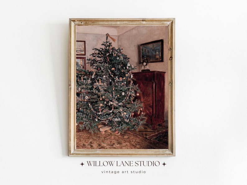 Pode incluir: Uma pintura vintage de uma &aacute;rvore de Natal decorada com ornamentos e luzes em uma sala com um arm&aacute;rio de madeira e um tapete no ch&atilde;o.