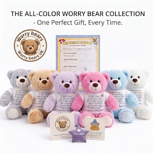 Puede incluir: Una colección de seis osos de peluche en gris, beige, lavanda, rosa, azul y blanco, cada uno con una camiseta blanca con texto impreso. Incluye un certificado de nacimiento, un logotipo circular, dos tarjetas cuadradas y una estrella morada.