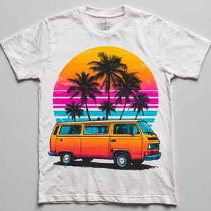 Può includere: T-shirt bianco con un design retrò di un tramonto, palme e un furgone arancione. La grafica utilizza arancione, rosa, blu e nero. La maglietta è realizzata in un materiale morbido e confortevole.