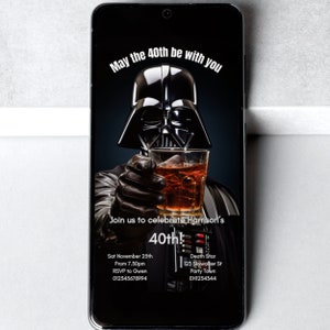 Może przedstawiać: Cyfrowe zaproszenie przedstawiające Dartha Vadera z Gwiezdnych Wojen trzymającego szklankę whisky. Zaproszenie zawiera napis "Niech 40. będzie z Tobą" i zaprasza gości na obchody 40. urodzin Harrisona. Zaproszenie zawiera datę, godzinę, informacje RSVP i lokalizację.