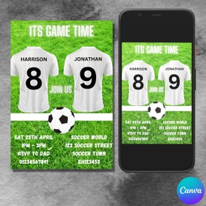Puede incluir: Una invitación de fútbol verde y blanca con el texto "ITS GAME TIME" y los nombres "HARRISON" y "JONATHAN" con los números "8" y "9" en camisetas de fútbol blancas. La invitación incluye la fecha y la hora del evento, la ubicación y la información de contacto para RSVP.