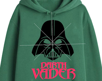 Op de afbeelding: Een groene hoodie met een zwarte Darth Vader afbeelding en de tekst "Darth Vader" in roze.