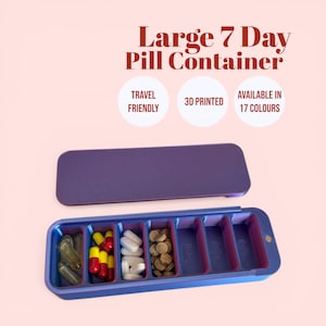 Può includere: Un grande portapillole da 7 giorni viola e blu, aperto per rivelare scomparti pieni di pillole. Il coperchio è viola. Il testo sull'immagine recita "Large 7 Day Pill Container", "Travel Friendly", "3D Printed" e "Available in 17 Colours".