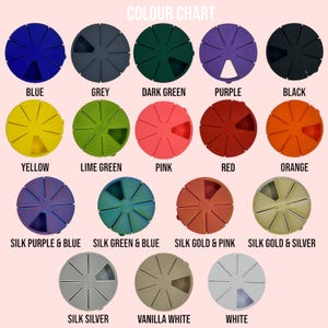 Puede incluir: Una carta de colores con 15 objetos circulares, cada uno de un color diferente y etiquetado con su nombre. Los colores incluyen azul, gris, verde oscuro, morado, negro, amarillo, verde lima, rosa, rojo, naranja, seda morado y azul, seda verde y azul, seda oro y rosa, seda oro y plata, seda plata, blanco vainilla y blanco.