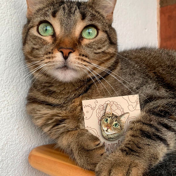 Personalized pet pin,realistic cat paintings,personalized pet accessories,cat pin,realistic handmade pet portrait,hand painted wooden brooch