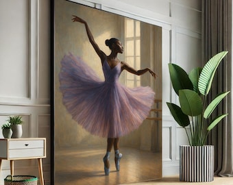 Könnte beinhalten: Großer gerahmter Leinwanddruck einer Ballerina in einem lavendelfarbenen Tutu und Spitzenschuhen. Die Tänzerin befindet sich in einer anmutigen Pose mit ausgestreckten Armen in einem Tanzstudio. Das Kunstwerk hat einen weichen, malerischen Stil mit warmen Tönen.