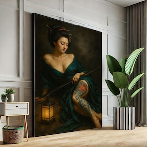 Puede incluir: Una obra de arte enmarcada representa a una mujer con una túnica verde azulado, sosteniendo una espada y una linterna encendida. La mujer tiene un tatuaje floral en la pierna. La obra se exhibe en una habitación con una planta en una maceta a rayas.