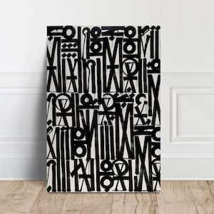 Puede incluir: Impresión de arte abstracto en blanco y negro con un patrón geométrico de letras y símbolos superpuestos. La impresión tiene un fondo blanco y tinta negra.