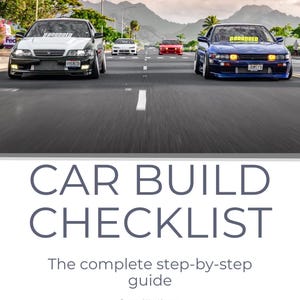 Puede incluir: Imagen de varios coches modificados circulando por una carretera. Los coches son de varios colores, incluyendo blanco, rojo y azul. La imagen también incluye el texto "CAR BUILD CHECKLIST" y "The complete step-by-step guide."