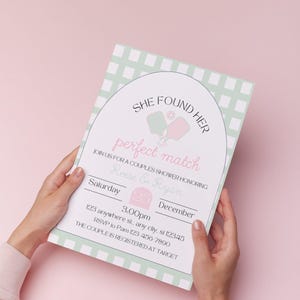 Könnte beinhalten: Einladung zur Brautparty mit einem hellgrünen und weißen karierten Rand. Die Einladung lautet "She found her perfect match" mit den Namen Reese & Ryan und Veranstaltungsdetails. Der Hintergrund ist ein zartes Rosa.