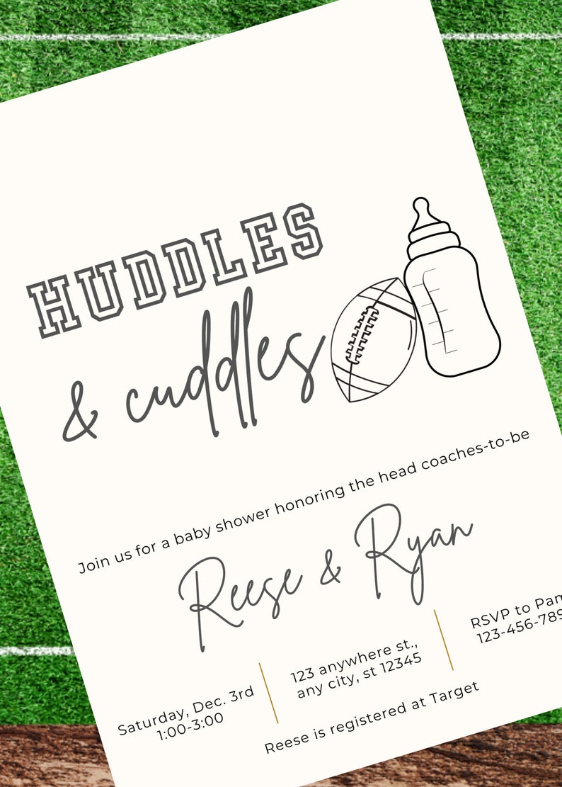Puede incluir: Una invitaci&oacute;n de baby shower blanca con texto negro que dice "HUDDLES & cuddles". La invitaci&oacute;n es para una baby shower en honor a los entrenadores en jefe a venir Reese & Ryan. La invitaci&oacute;n incluye una ilustraci&oacute;n en blanco y negro de un biber&oacute;n y un bal&oacute;n de f&uacute;tbol.