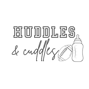 Op de afbeelding: Een zwart-wit afbeelding met de tekst "Huddles & Cuddles" in een combinatie van blok- en scriptletters. Een voetbal en een babyfles zijn ook afgebeeld in zwart-wit.