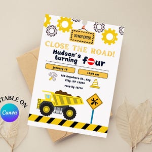 Op de afbeelding: Een gele en zwarte bouwthema-verjaardagsuitnodiging met de tekst "Close the Road! Hudson's turning four" en een cartoon-dumptruck. De uitnodiging bevat de datum, tijd en het adres van het feest.