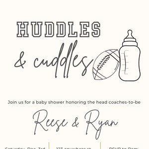 Puede incluir: Una invitaci&oacute;n a un baby shower con el texto "HUDDLES & cuddles" en gris. La invitaci&oacute;n presenta un bal&oacute;n de f&uacute;tbol y un biber&oacute;n en blanco y negro. El texto "Reese & Ryan" est&aacute; escrito en cursiva. La invitaci&oacute;n incluye la fecha, la hora, la ubicaci&oacute;n y la informaci&oacute;n de RSVP.