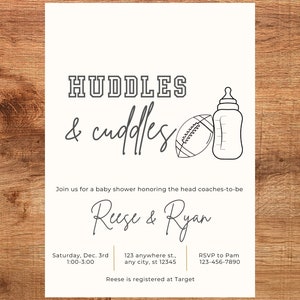 Puede incluir: Una invitaci&oacute;n de baby shower blanca con texto negro. La invitaci&oacute;n dice "Huddle & Cuddles" con un gr&aacute;fico de f&uacute;tbol y biber&oacute;n. La invitaci&oacute;n es para Reese & Ryan e incluye la fecha, la hora, la ubicaci&oacute;n y la informaci&oacute;n de RSVP.