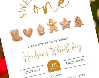 Puede incluir: Una tarjeta de invitación blanca con texto dorado e ilustraciones de galletas de jengibre. El texto dice "Sweet One" y "Por favor, únase a nosotros para celebrar el primer cumpleaños de Hudson" con la fecha y la hora del evento.