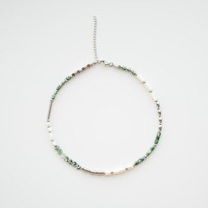 Minimalistische Halskette aus grün geflecktem Jaspis und Süßwasserperlen. Natürliche Edelstein Halsband.