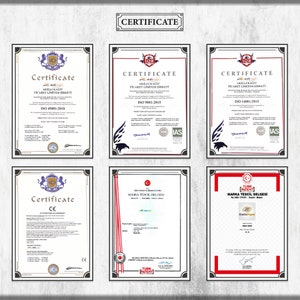 K&ouml;nnte beinhalten: Sechs verschiedene Zertifikate, jedes mit einem anderen Design und Text. Die Zertifikate sind in Schwarzwei&szlig; gerahmt und zeigen verschiedene Logos und Texte, darunter "Zertifikat", "ISO 45001:2018", "ISO 9001:2015", "ISO 14001:2015", "MARKA TESCIL BELGESI" und "TURK PATENT".