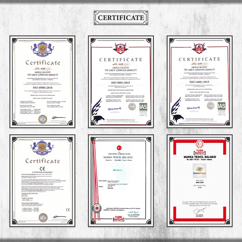 K&ouml;nnte beinhalten: Sechs verschiedene Zertifikate, jedes mit einem anderen Design und Text. Die Zertifikate sind in Schwarzwei&szlig; gerahmt und zeigen verschiedene Logos und Texte, darunter "Zertifikat", "ISO 45001:2018", "ISO 9001:2015", "ISO 14001:2015", "MARKA TESCIL BELGESI" und "TURK PATENT".