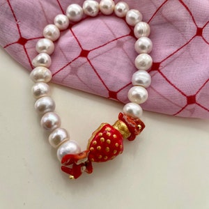 Sikelia-Armband, sizilianisches Armband mit Flussperlen, Caltagirone-Keramik-Tannenzapfen und Korallensplittern. Geschenk für Mädchen.