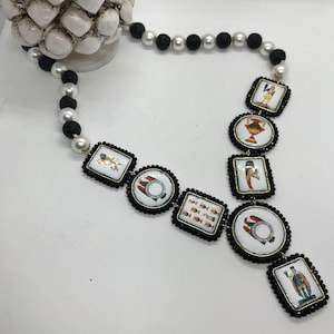 Collana siciliana con lava, perle e mattonelle siciliane in ceramica di Caltagirone. carte da gioco, regalo per lei.