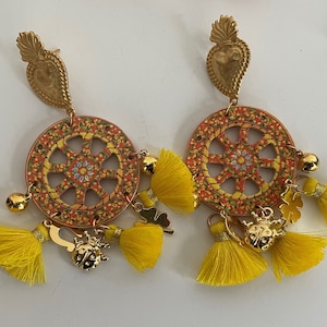 Heilig hart ex-voto oorbellen, karrenwiel oorbellen, gekleurde kwastjes, diverse bedels, geluksoorbellen, boho oorbellen.(