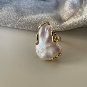 Anello maxi, anello scultura, anello regolabile, grande perla barocca irregolare, stile boho, struttura ottone immagine 7