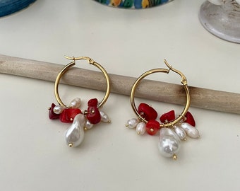 Brass hoop earrings, coral chips, freshwater pearls and Majorca pearls.§