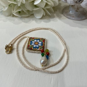 Collier avec micro perles de rivière, pendentif en céramique de Caltagirone, grappe de pierres semi-précieuses et perles de rivière, cadeau pour elle.)