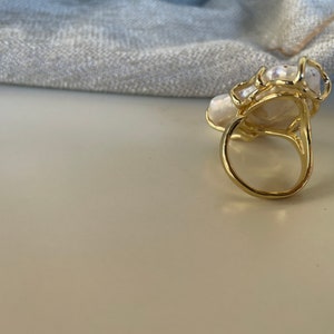 Anello maxi, anello scultura, anello regolabile, grande perla barocca irregolare, stile boho, struttura ottone immagine 3