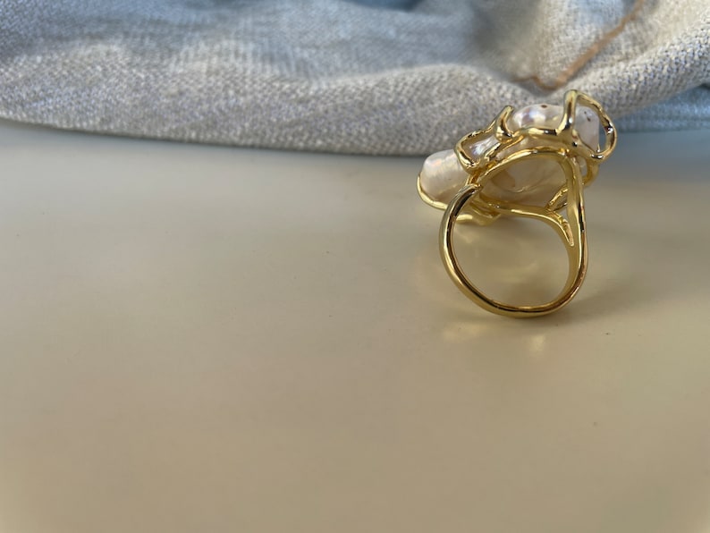 Anello maxi, anello scultura, anello regolabile, grande perla barocca irregolare, stile boho, struttura ottone immagine 3