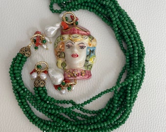 Collana siciliana con cristalli, collana multifilo, collana verde, grande ciondolo ceramica di Caltagirone, Testa di Moro dipinta a mano.ç