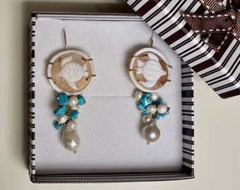 Boucles d'oreilles siciliennes avec camées et grappe de turquoises et perles d'eau douce+