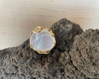 Maxi ring, sculpture ring, adjustable ring, large flat and round baroque pearl, adjustable ring, boho style, brass structure.