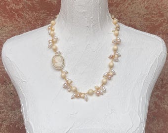 Collar con camafeo de auténtica concha de sardónice y cornalina clara con perlas de río - Elegante collar hecho a mano