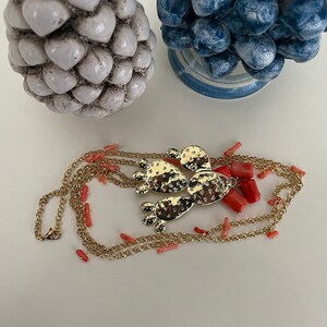 Sicilian necklace with brass rolò chain, pink coral chips and prickly pear-shaped brass pendant. image 4